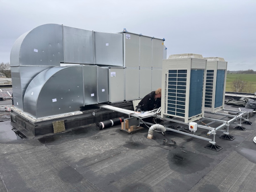 Airco-installatie op een plat dak: luchtkanalen en meerdere buitenunits